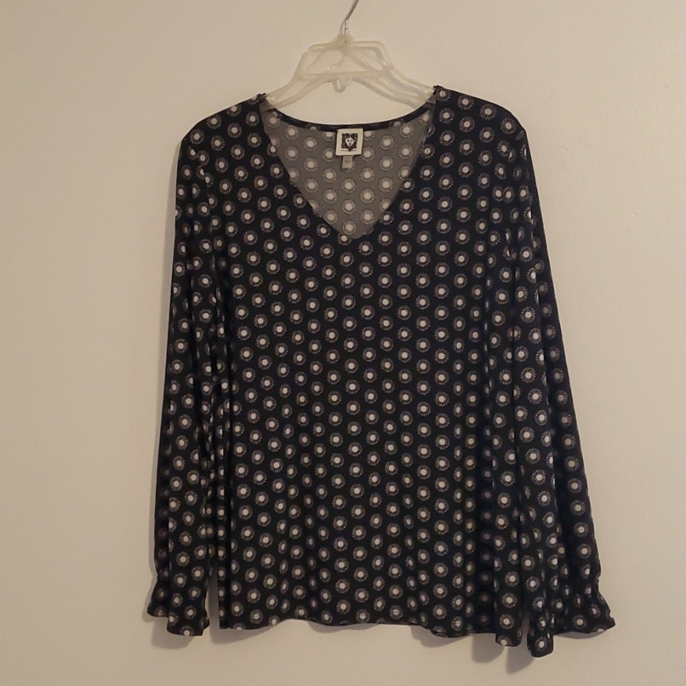 **EUC Pretty B/W flower dots top with long sleeves.